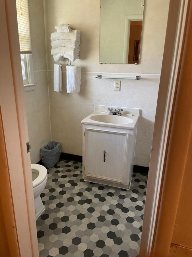 Twin Pine Motel Тіптон Екстер'єр фото
