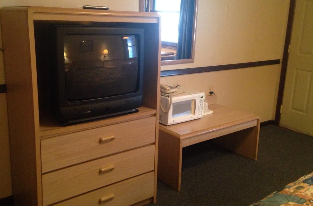 Twin Pine Motel Тіптон Номер фото