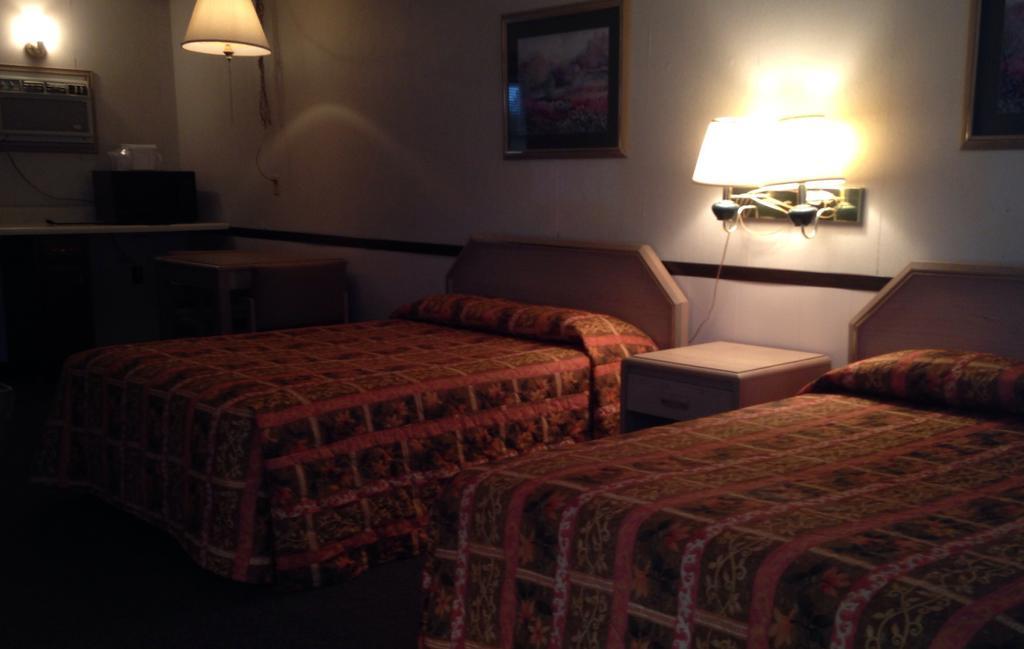 Twin Pine Motel Тіптон Номер фото